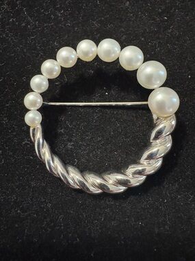 Classic Vintage Honora Cultured Pearl and 925 Silver Rope Circle Brooch